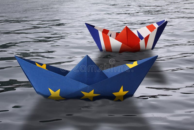 Papierschiffe machten als Europäische Gemeinschaft und britische Flaggen, die nebeneinander in die wasser- Konzeptvertretung Engl vektor abbildung Papierschiffe machten als Europäische Gemeinschaft und britische Flaggen, die nebeneinander in die wasser- Konzeptvertretung Engl vektor abbildung
