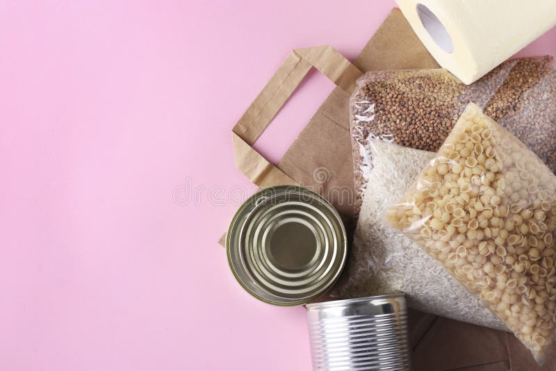 Papiertasche mit Lebensmittelversorgung Krisenlebensmittelbestand für QuarantQuarantäne auf rosa Hintergrund Reis, Buchweizen, Te stockbilder Papiertasche mit Lebensmittelversorgung Krisenlebensmittelbestand für QuarantQuarantäne auf rosa Hintergrund Reis, Buchweizen, Te stockbilder