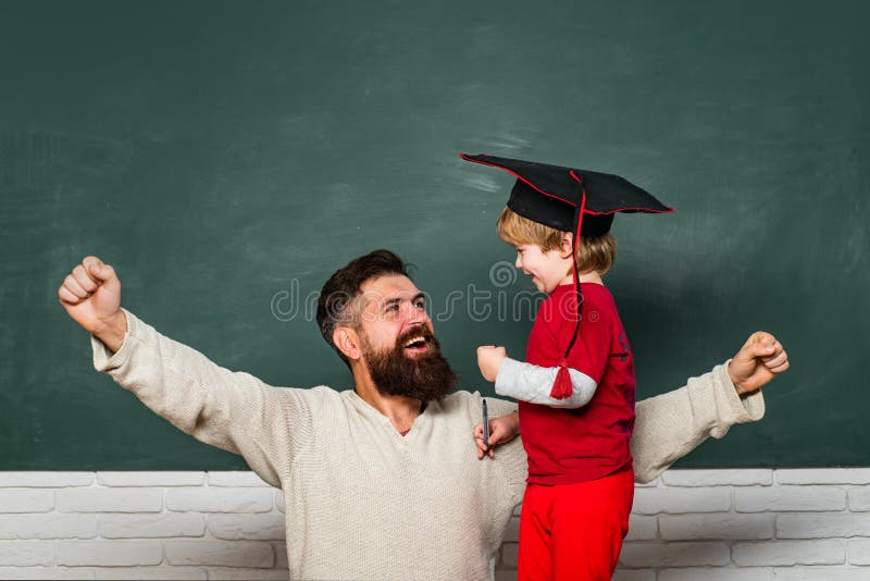 pappa hans sm? son Pappa och son tillsammans Dra tillbaka till skolan och utbildningsbegreppet Yeah bra arbete Barnvisning royaltyfria foton pappa hans sm? son Pappa och son tillsammans Dra tillbaka till skolan och utbildningsbegreppet Yeah bra arbete Barnvisning royaltyfria foton