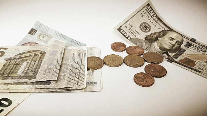 Pappers- hundra US dollar och euroet förspiller tiden arkivfoton Pappers- hundra US dollar och euroet förspiller tiden arkivfoton
