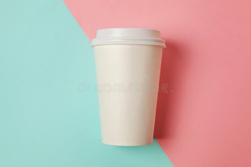 Pappers- kopp kaffe på blå och rosa bakgrund royaltyfri foto Pappers- kopp kaffe på blå och rosa bakgrund royaltyfri foto