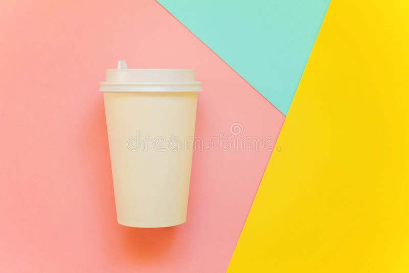 Pappers- kopp kaffe på färgrik bakgrund royaltyfri fotografi Pappers- kopp kaffe på färgrik bakgrund royaltyfri fotografi