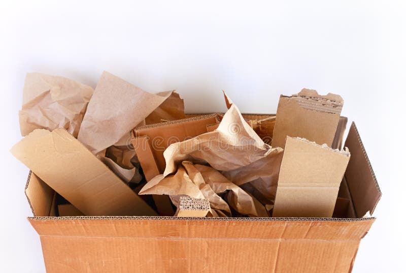 Pappschachtel mit St?cken des zerknitterten Papiers und der Pappe lizenzfreie stockfotografie Pappschachtel mit St?cken des zerknitterten Papiers und der Pappe lizenzfreie stockfotografie