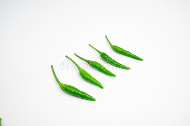 Paprika aus grünem Cayenne in Cluster. isoliert auf weißem Hintergrund.