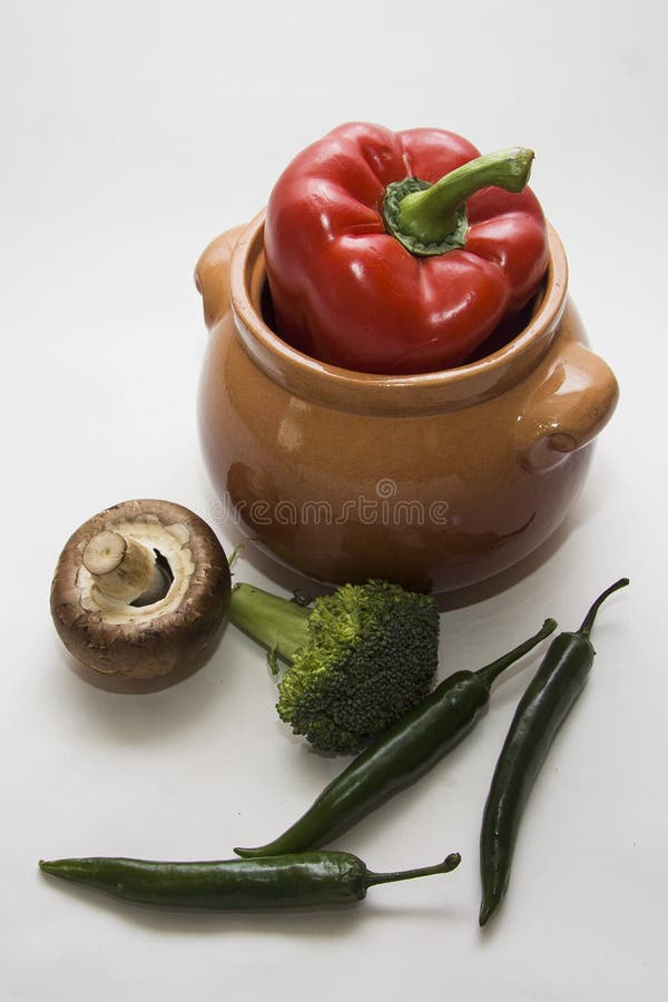 Paprika en Spaanse pepers met diverse groenten stock afbeelding Paprika en Spaanse pepers met diverse groenten stock afbeelding