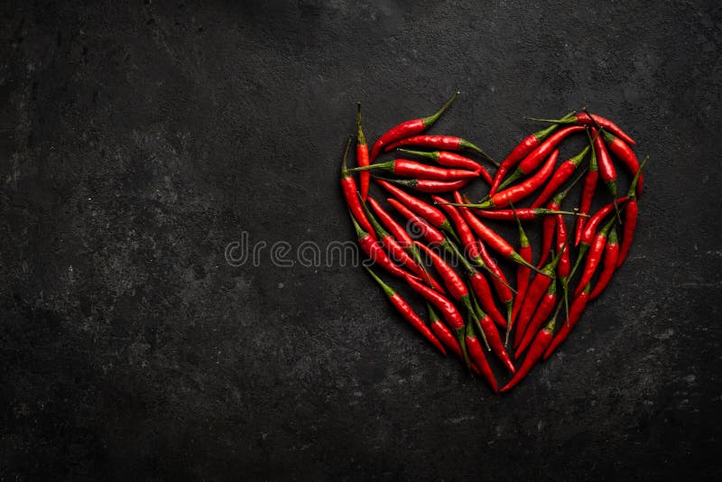Paprika i form av ett hjärta på en mörksten bakgrund royaltyfria foton