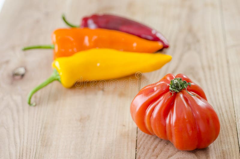 paprika orange, jaune et rouge et tomate genovese de costoluto photo libre de droits paprika orange, jaune et rouge et tomate genovese de costoluto photo libre de droits