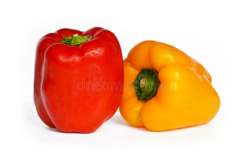 Paprika vermelha fresca e madura na frente da paprika amarela no fundo isolado no fundo branco imagens de stock Paprika vermelha fresca e madura na frente da paprika amarela no fundo isolado no fundo branco imagens de stock