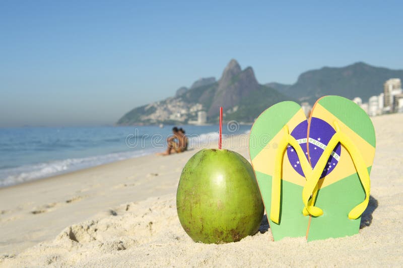 Papuci brazilieni de pavilion și nucă de cocos ipanema beach rio brazilia stock images