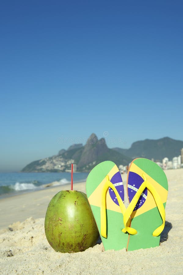 Papuci brazilieni de pavilion și nucă de cocos ipanema beach rio brazilia stock images