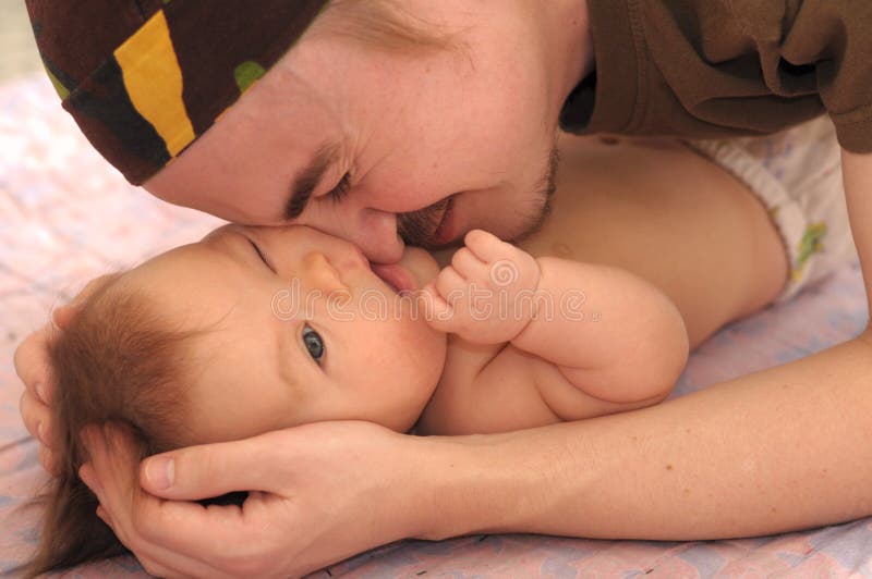 Papà che gioca con il neonato immagine stock libera da diritti Papà che gioca con il neonato immagine stock libera da diritti