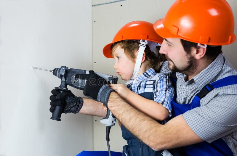 Papà con suo figlio che fa le riparazioni fotografia stock Papà con suo figlio che fa le riparazioni fotografia stock