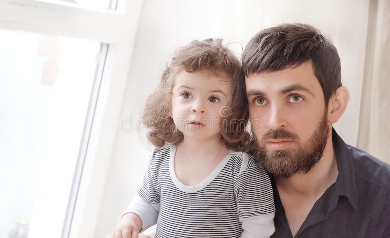 Papà con una barba e bambina riccia immagini stock libere da diritti