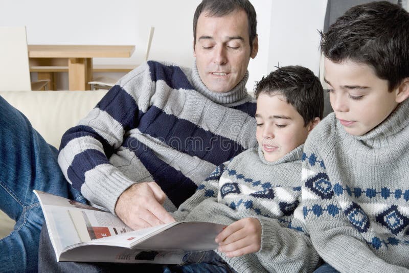 Papà e bambini che leggono rivista