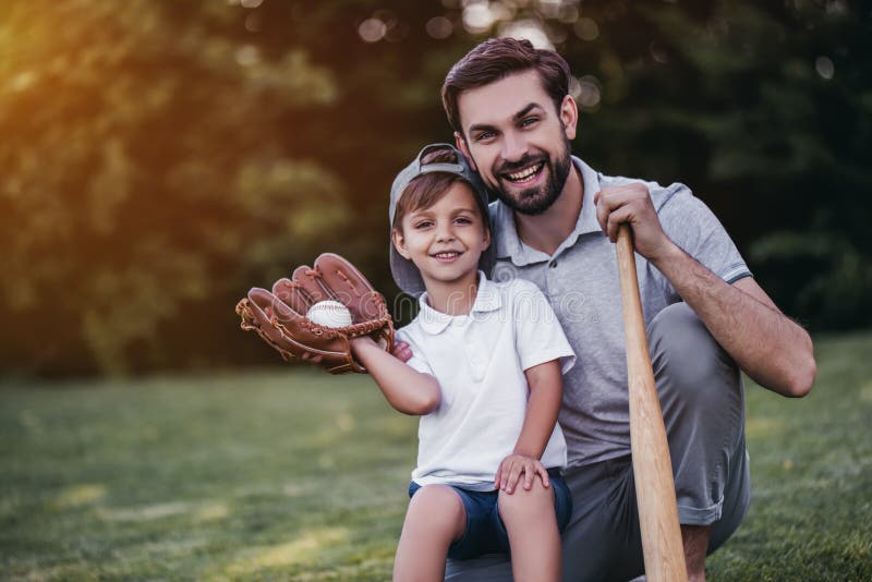 Papá con el hijo que juega a béisbol fotografía de archivo libre de regalías Papá con el hijo que juega a béisbol fotografía de archivo libre de regalías