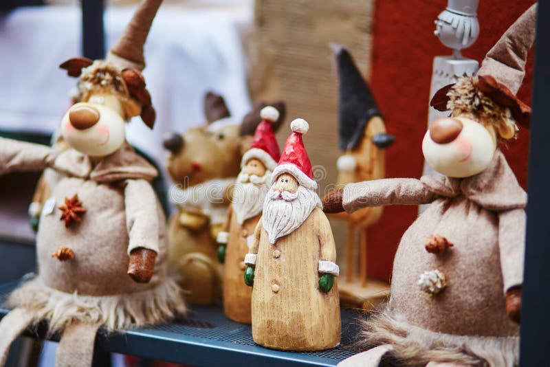 Papá Noel de madera y ciervos divertidos en mercado tradicional de la Navidad en Estrasburgo foto de archivo Papá Noel de madera y ciervos divertidos en mercado tradicional de la Navidad en Estrasburgo foto de archivo
