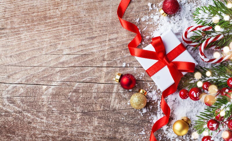 Papá Noel en un trineo Regalo o actuales ramas del caja y nevosas del abeto en fondo de madera fotos de archivo Papá Noel en un trineo Regalo o actuales ramas del caja y nevosas del abeto en fondo de madera fotos de archivo