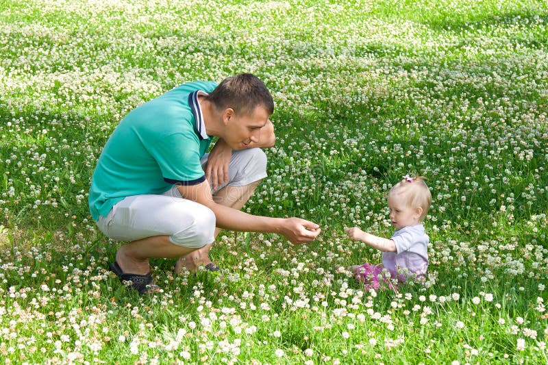 Papá y su pequeña hija del niño al aire libre imágenes de archivo libres de regalías Papá y su pequeña hija del niño al aire libre imágenes de archivo libres de regalías