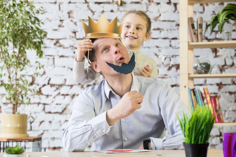 Papá y su pequeña hija jugando juntos foto de archivo libre de regalías