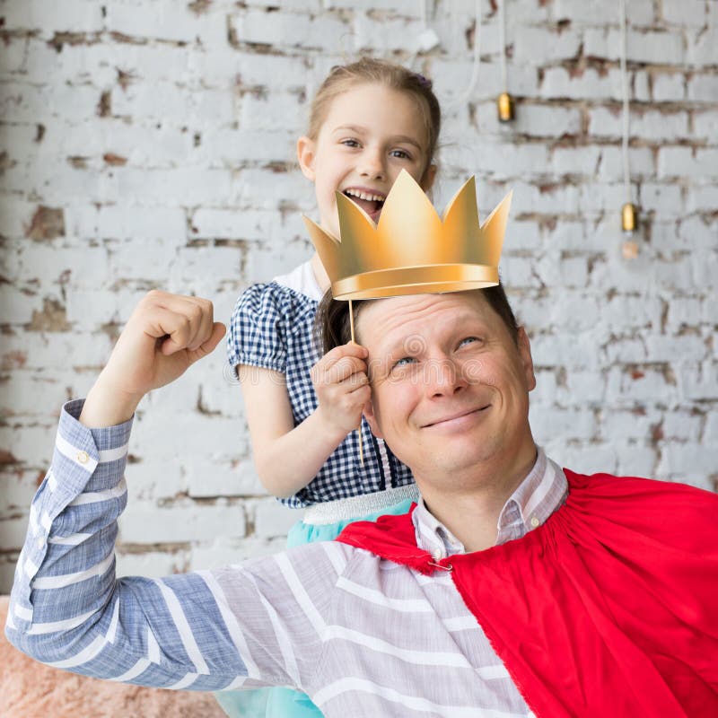 Papá y su pequeña hija jugando juntos foto de archivo