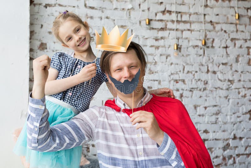 Papá y su pequeña hija jugando juntos fotos de archivo libres de regalías