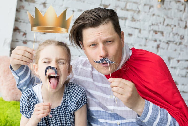 Papá y su pequeña hija jugando juntos divirtiéndose. concepto de día del padre.
