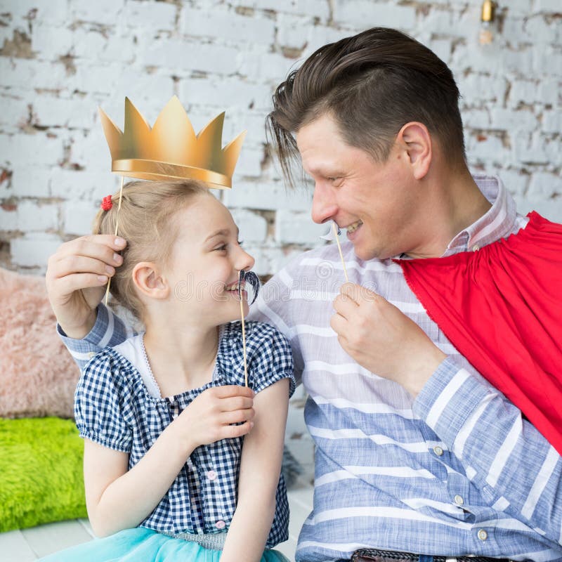 Papá y su pequeña hija jugando juntos fotografía de archivo libre de regalías