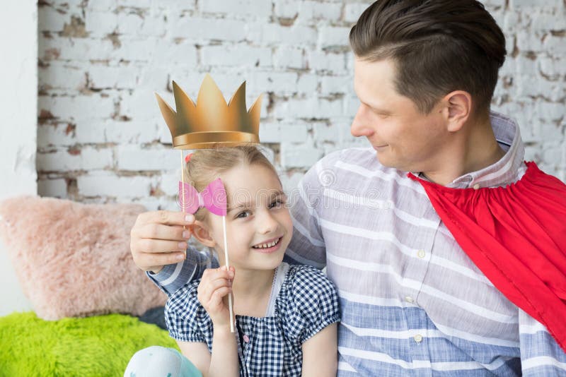 Papá y su pequeña hija jugando juntos foto de archivo libre de regalías