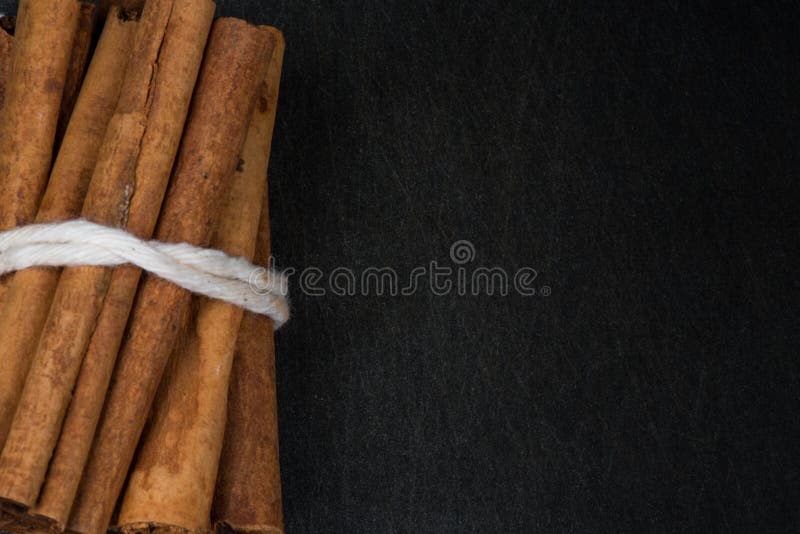 Paquet de bâtons de cannelle fortement avec l'espace de copie vers la droite photographie stock libre de droits Paquet de bâtons de cannelle fortement avec l'espace de copie vers la droite photographie stock libre de droits