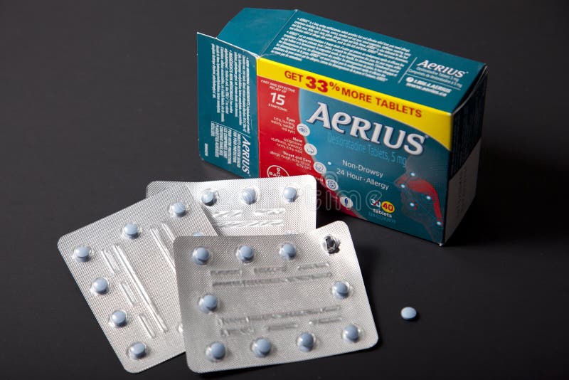 Paquet de m?decine d'allergie d'Aerius et comprim? simple sur un fond noir photographie stock libre de droits Paquet de m?decine d'allergie d'Aerius et comprim? simple sur un fond noir photographie stock libre de droits