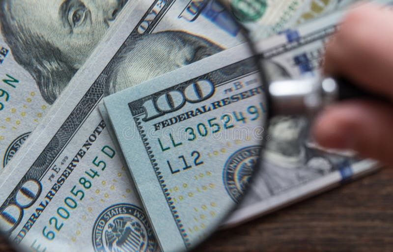 Paquet des USA cent billets d'un dollar sous la loupe photo stock Paquet des USA cent billets d'un dollar sous la loupe photo stock