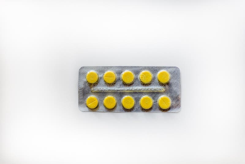 Paquet jaune de pilules sur le fond blanc photo stock Paquet jaune de pilules sur le fond blanc photo stock