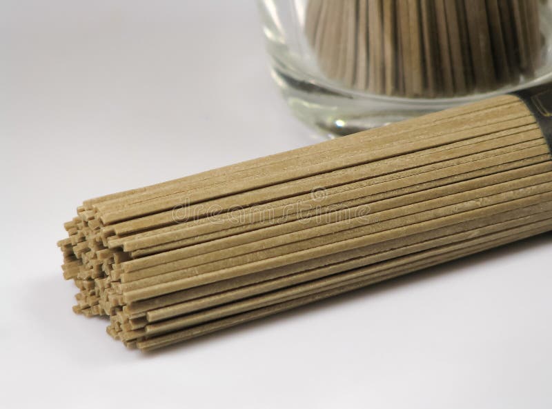 Paquete de tallarines japoneses del soba hechos de la harina del alforfón en un fondo ligero, crudo