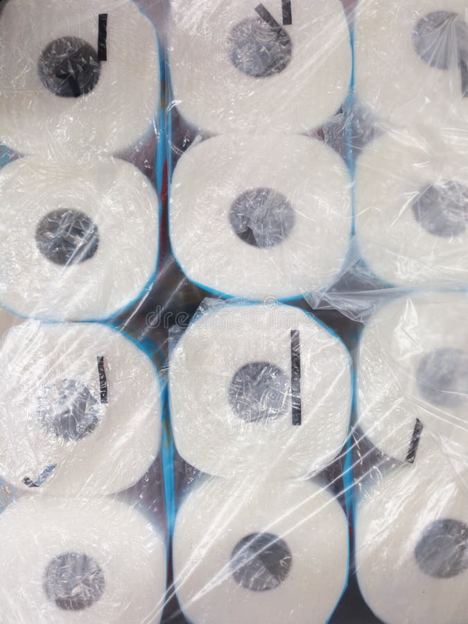 Paquete grande de papel higiénico en supermercado fotografía de archivo libre de regalías Paquete grande de papel higiénico en supermercado fotografía de archivo libre de regalías