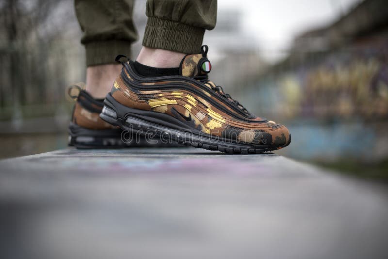 Paquete Italia De Camo Del Premio De Nike Air Max 97 Foto de archivo editorial - Imagen de aislado, ejercicio: