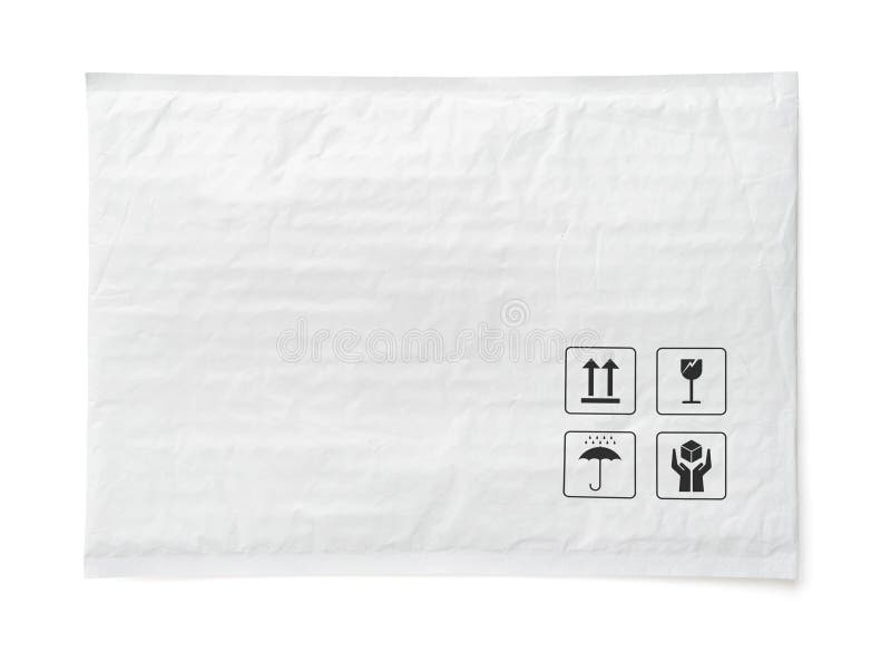 Paquete postal blanco Paquete plástico con la muestra y el símbolo frágiles del cuidado Objeto aislado en el fondo blanco imágenes de archivo libres de regalías Paquete postal blanco Paquete plástico con la muestra y el símbolo frágiles del cuidado Objeto aislado en el fondo blanco imágenes de archivo libres de regalías