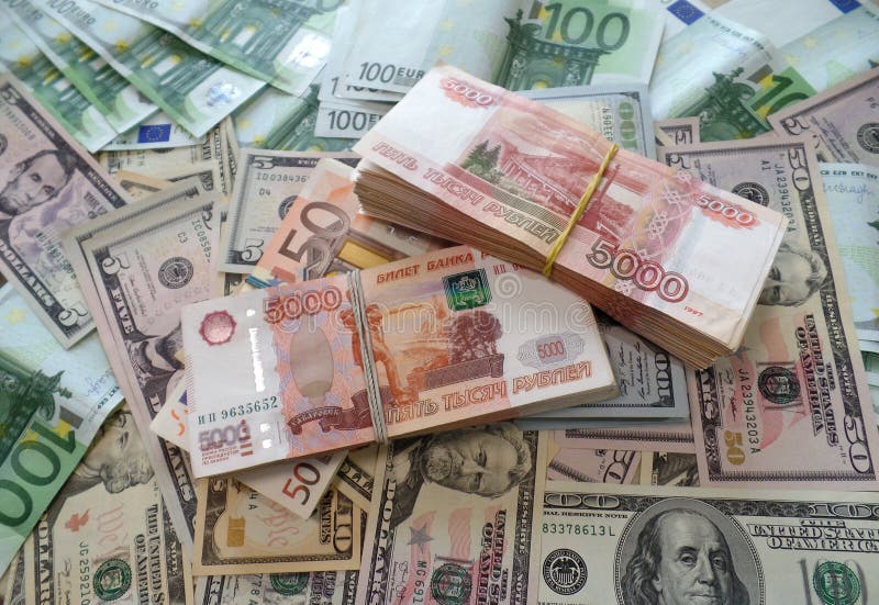 Paquets Million De Roubles Russes Avec Les Dollars Et L euro Photo paquets-million-de-roubles-russes-avec-les-dollars-et-l-euro-photo