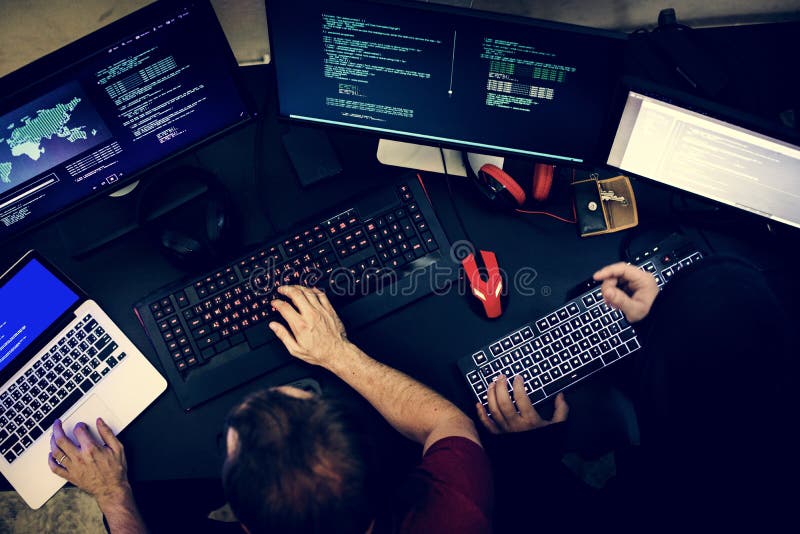 Par av folk som arbetar på att programmera för datorkoder royaltyfria foton Par av folk som arbetar på att programmera för datorkoder royaltyfria foton