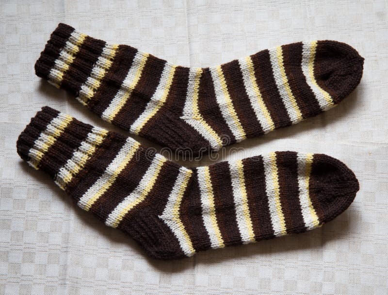 Par av varma woolen färgrika stack sockor på en linnebakgrund royaltyfri bild Par av varma woolen färgrika stack sockor på en linnebakgrund royaltyfri bild