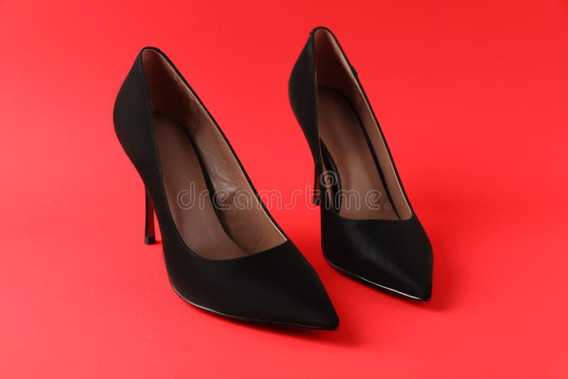 Par De Elegantes Zapatos Negros De Tacón Alto Sobre Fondo Rojo Foto de archivo - Imagen de objeto, 214320390
