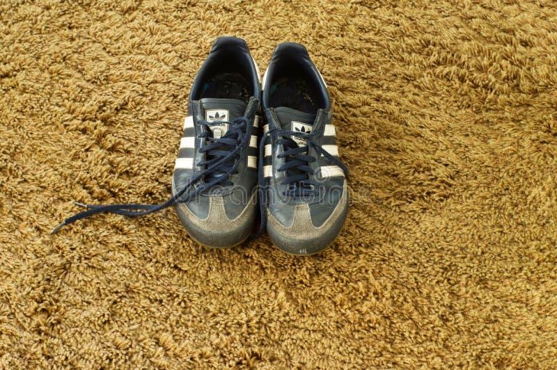 De Zapatillas De Adidas Azules Usadas Foto de archivo editorial - Imagen de neatness:
