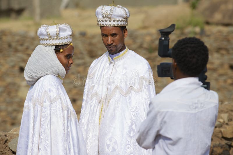 Par gör bröllopfotografi i traditionella klänningar, Axum, Etiopien arkivbild Par gör bröllopfotografi i traditionella klänningar, Axum, Etiopien arkivbild
