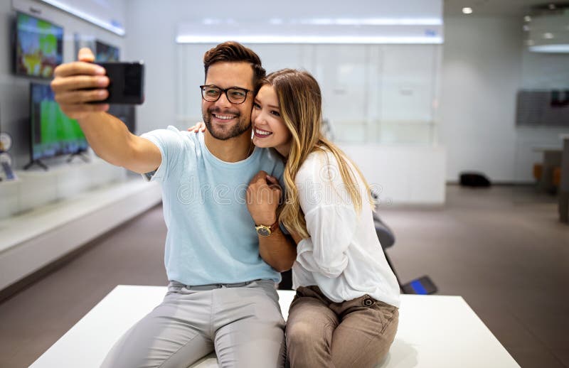 Par gör sig själviska med hjälp av en smart telefon. artificiellt intelligenskoncept för digitala enheter. arkivfoton