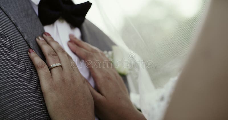 Par händer eller evenemang för bröllopsåtagande eller gifterförening vid ceremoni med avslutning. människor mutar och triumferar