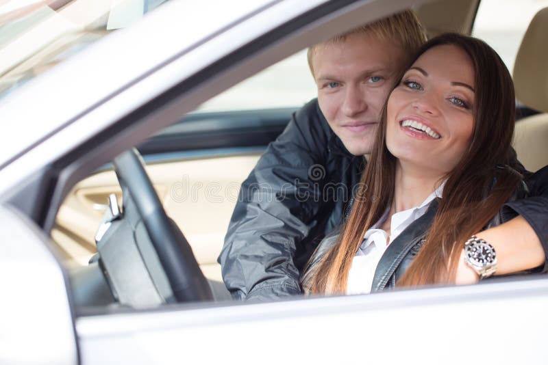 Par i den nya bilen royaltyfri bild Par i den nya bilen royaltyfri bild