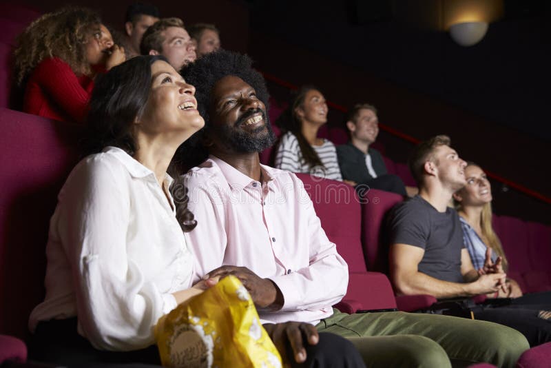Par i hållande ögonen på komedifilm för bio royaltyfria foton Par i hållande ögonen på komedifilm för bio royaltyfria foton