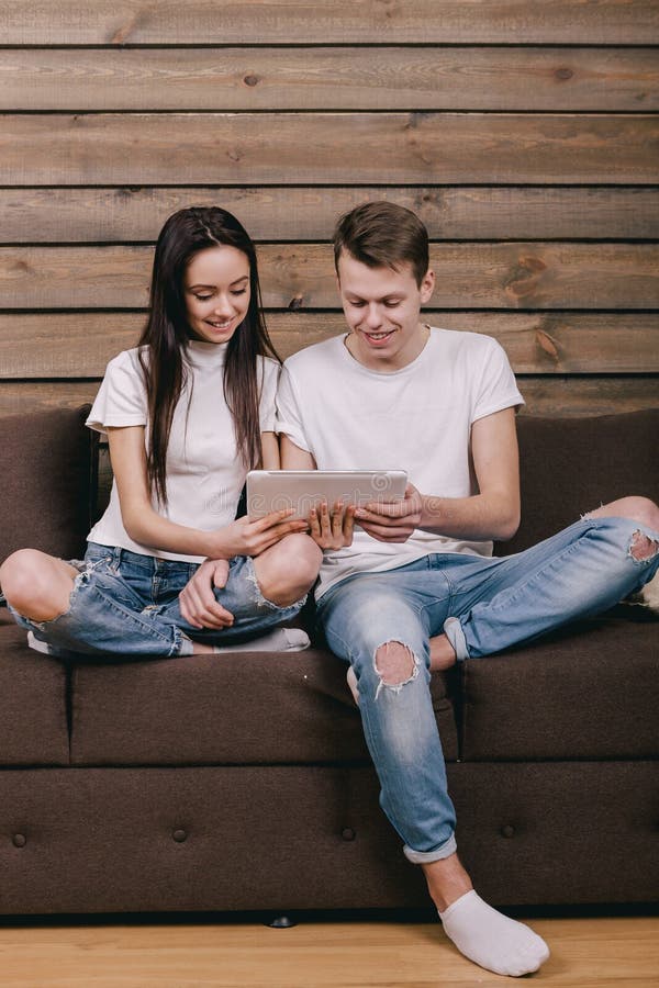 Par i säng som websurfing med den digitala minnestavlan royaltyfria bilder Par i säng som websurfing med den digitala minnestavlan royaltyfria bilder