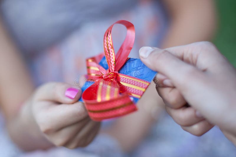 Par la carte de crédit comme cadeau à la jeune femme photos stock Par la carte de crédit comme cadeau à la jeune femme photos stock