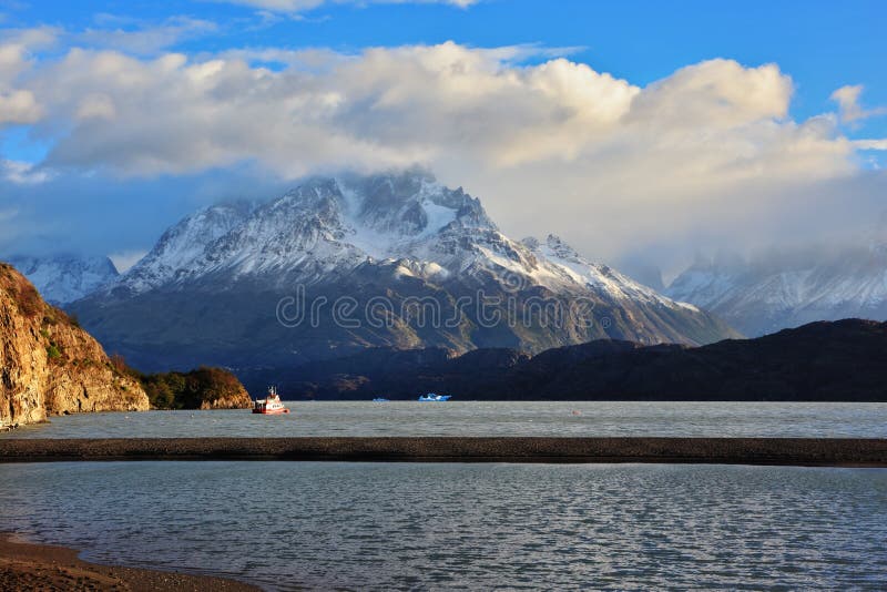 Par les banques du bateau de touristes rouge navigue image stock Par les banques du bateau de touristes rouge navigue image stock