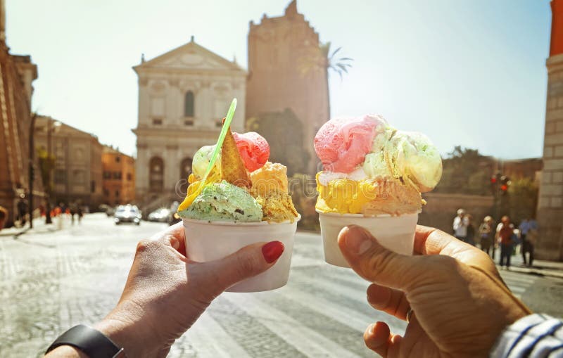 Par med härlig ljus söt italiensk glass arkivbilder Par med härlig ljus söt italiensk glass arkivbilder